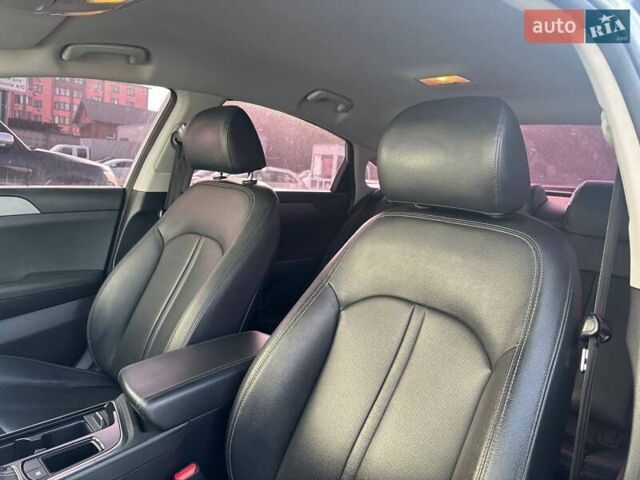 Сірий Хендай Соната, об'ємом двигуна 2 л та пробігом 390 тис. км за 11490 $, фото 9 на Automoto.ua