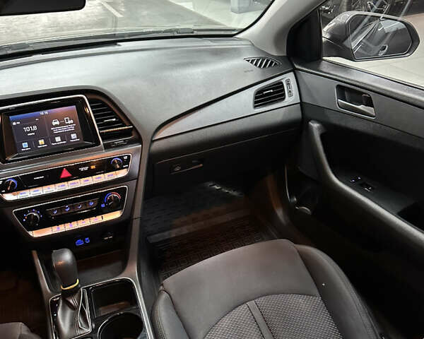 Сірий Хендай Соната, об'ємом двигуна 2.36 л та пробігом 109 тис. км за 12999 $, фото 16 на Automoto.ua