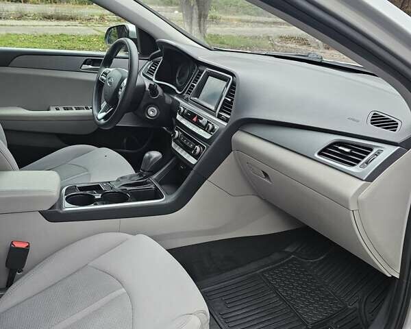 Сірий Хендай Соната, об'ємом двигуна 2.36 л та пробігом 130 тис. км за 9600 $, фото 17 на Automoto.ua