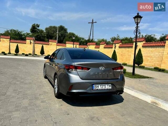 Серый Хендай Соната, объемом двигателя 2.36 л и пробегом 118 тыс. км за 11800 $, фото 2 на Automoto.ua