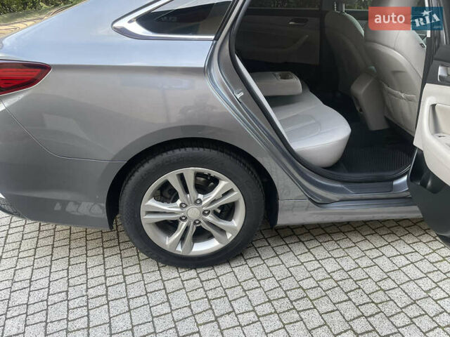 Серый Хендай Соната, объемом двигателя 2.4 л и пробегом 140 тыс. км за 13950 $, фото 7 на Automoto.ua