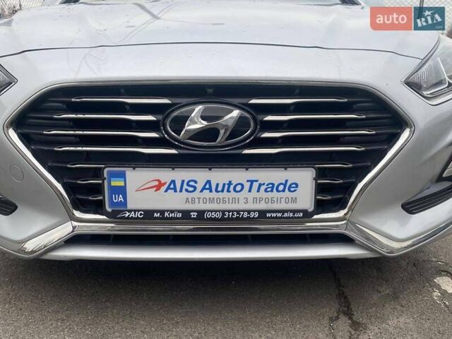 Серый Хендай Соната, объемом двигателя 2 л и пробегом 318 тыс. км за 12490 $, фото 3 на Automoto.ua