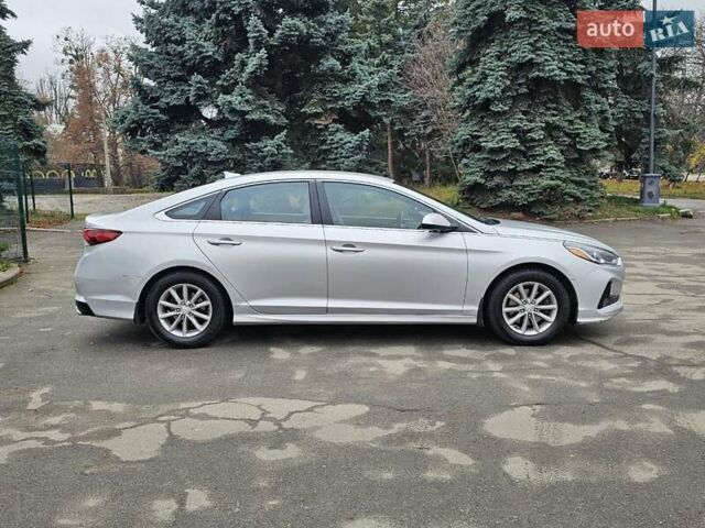 Сірий Хендай Соната, об'ємом двигуна 2.36 л та пробігом 130 тис. км за 9600 $, фото 1 на Automoto.ua