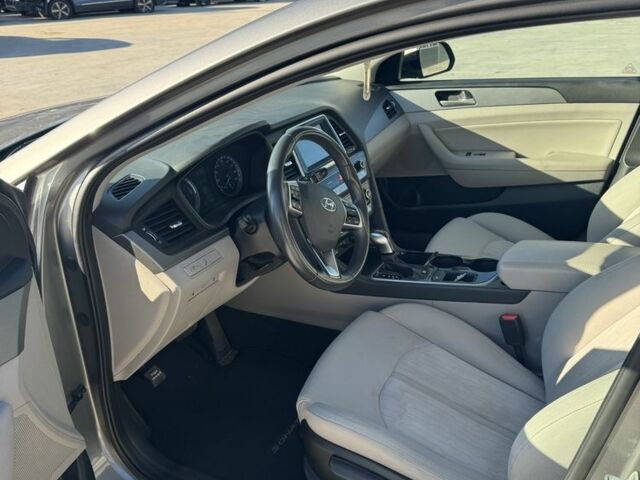 Серый Хендай Соната, объемом двигателя 2 л и пробегом 140 тыс. км за 342 $, фото 3 на Automoto.ua