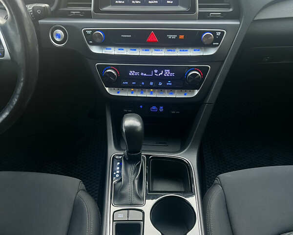 Серый Хендай Соната, объемом двигателя 2.36 л и пробегом 109 тыс. км за 14500 $, фото 13 на Automoto.ua