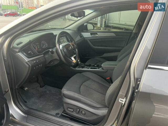 Серый Хендай Соната, объемом двигателя 2.36 л и пробегом 109 тыс. км за 14500 $, фото 7 на Automoto.ua