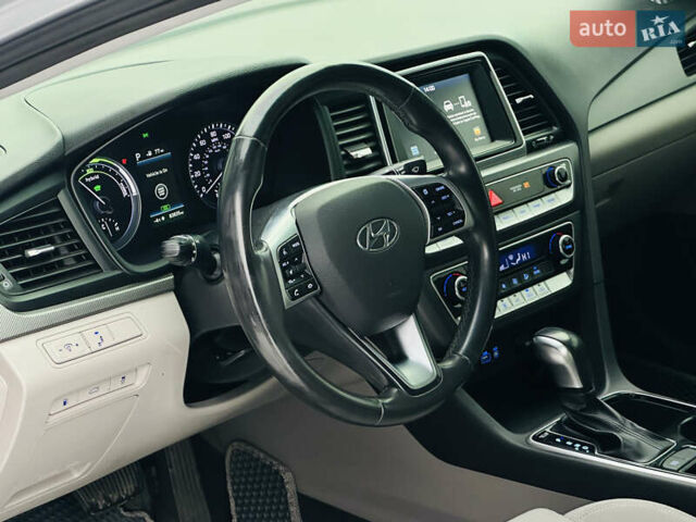 Серый Хендай Соната, объемом двигателя 2 л и пробегом 134 тыс. км за 14000 $, фото 36 на Automoto.ua