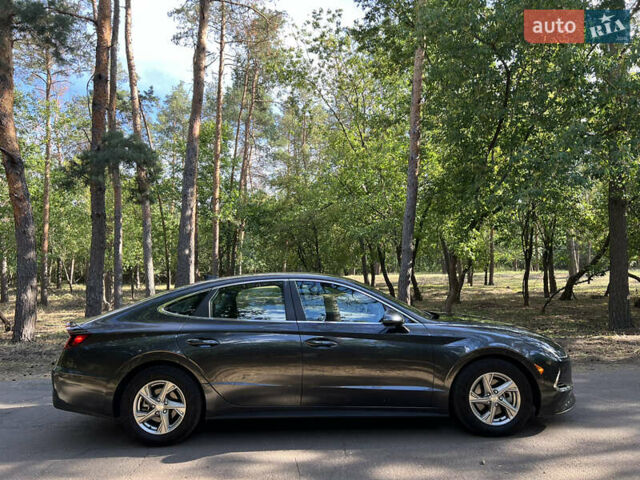 Серый Хендай Соната, объемом двигателя 2.5 л и пробегом 115 тыс. км за 17900 $, фото 3 на Automoto.ua