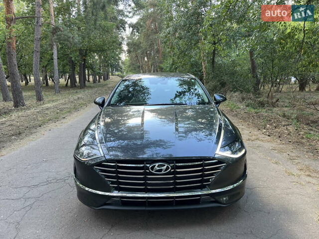 Серый Хендай Соната, объемом двигателя 2.5 л и пробегом 115 тыс. км за 17900 $, фото 1 на Automoto.ua