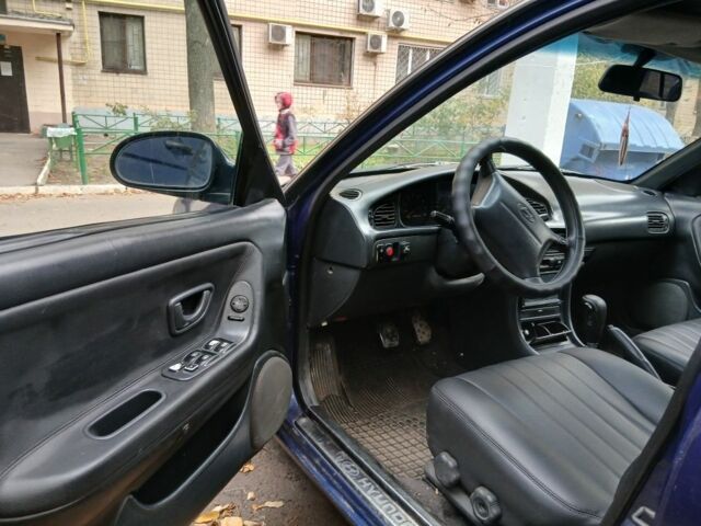 Синий Хендай Соната, объемом двигателя 3 л и пробегом 200 тыс. км за 1000 $, фото 1 на Automoto.ua