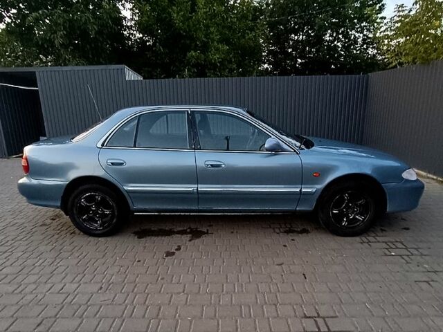 Синий Хендай Соната, объемом двигателя 2 л и пробегом 130 тыс. км за 2500 $, фото 1 на Automoto.ua