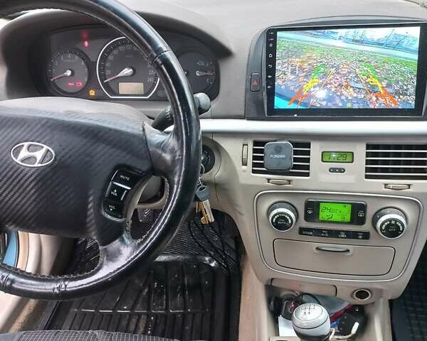 Синий Хендай Соната, объемом двигателя 2.36 л и пробегом 357 тыс. км за 4400 $, фото 4 на Automoto.ua