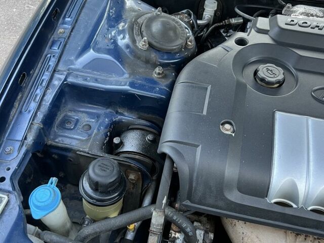 Синий Хендай Соната, объемом двигателя 2 л и пробегом 344 тыс. км за 3000 $, фото 13 на Automoto.ua