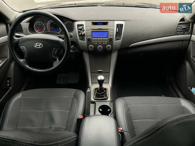 Синий Хендай Соната, объемом двигателя 2 л и пробегом 266 тыс. км за 6300 $, фото 9 на Automoto.ua