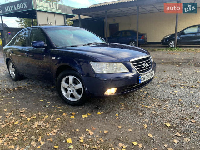 Синий Хендай Соната, объемом двигателя 2 л и пробегом 264 тыс. км за 5799 $, фото 4 на Automoto.ua