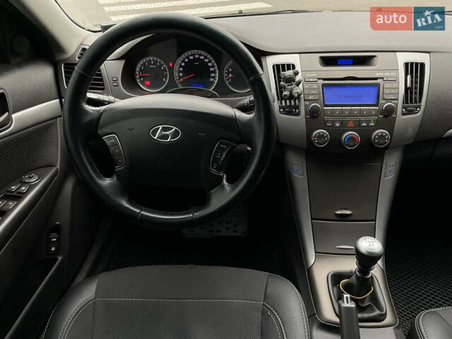Синий Хендай Соната, объемом двигателя 2 л и пробегом 266 тыс. км за 6300 $, фото 10 на Automoto.ua