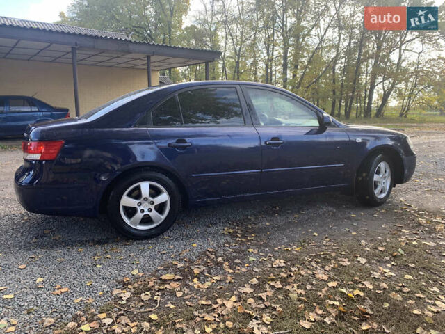 Синий Хендай Соната, объемом двигателя 2 л и пробегом 264 тыс. км за 5799 $, фото 3 на Automoto.ua