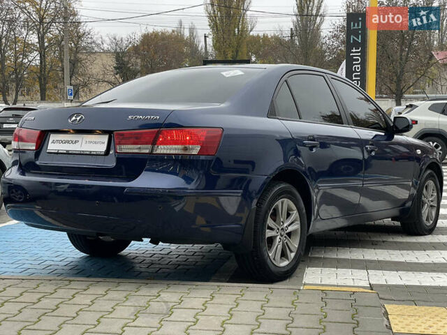 Синий Хендай Соната, объемом двигателя 2 л и пробегом 266 тыс. км за 6300 $, фото 4 на Automoto.ua