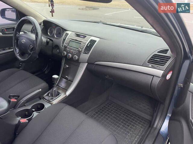 Синий Хендай Соната, объемом двигателя 2 л и пробегом 267 тыс. км за 4250 $, фото 12 на Automoto.ua