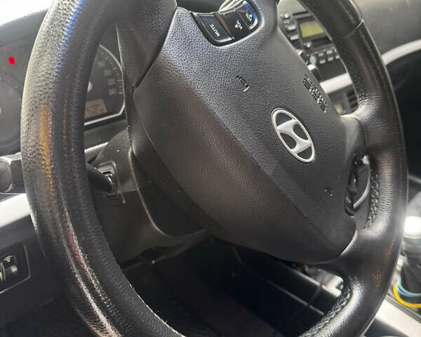 Синий Хендай Соната, объемом двигателя 2 л и пробегом 285 тыс. км за 5700 $, фото 6 на Automoto.ua