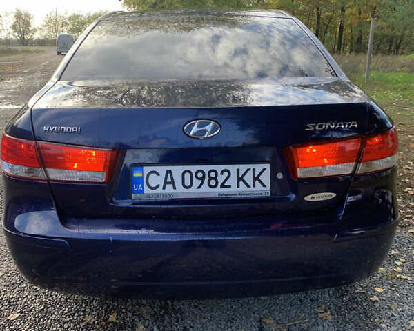 Синий Хендай Соната, объемом двигателя 2 л и пробегом 264 тыс. км за 5799 $, фото 5 на Automoto.ua