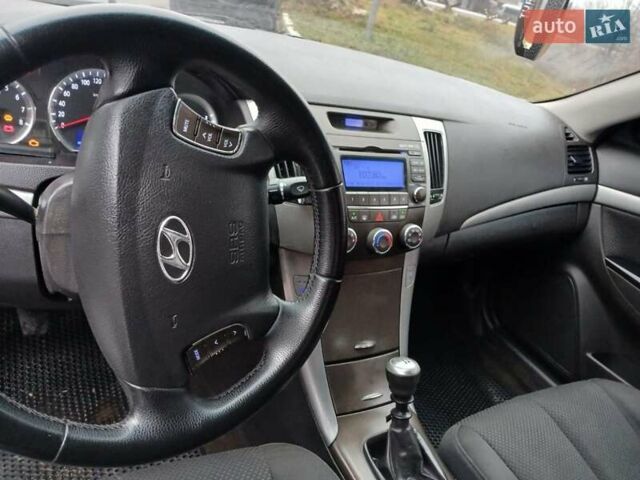 Синий Хендай Соната, объемом двигателя 2 л и пробегом 175 тыс. км за 5700 $, фото 10 на Automoto.ua