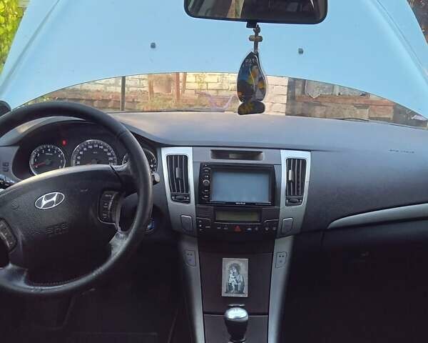 Синий Хендай Соната, объемом двигателя 2 л и пробегом 263 тыс. км за 5900 $, фото 6 на Automoto.ua