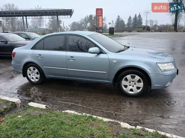 Синий Хендай Соната, объемом двигателя 2 л и пробегом 175 тыс. км за 5700 $, фото 2 на Automoto.ua