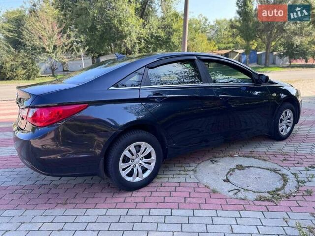 Синий Хендай Соната, объемом двигателя 2.4 л и пробегом 240 тыс. км за 6850 $, фото 4 на Automoto.ua