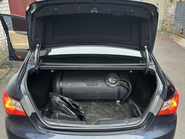 Синій Хендай Соната, об'ємом двигуна 2.4 л та пробігом 273 тис. км за 6500 $, фото 3 на Automoto.ua