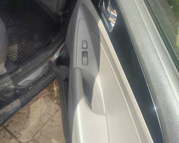 Синий Хендай Соната, объемом двигателя 2.36 л и пробегом 265 тыс. км за 7400 $, фото 4 на Automoto.ua