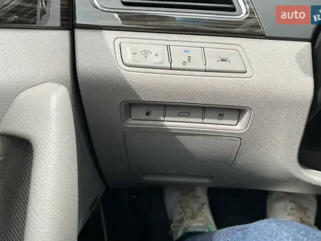 Синий Хендай Соната, объемом двигателя 2.36 л и пробегом 145 тыс. км за 10500 $, фото 3 на Automoto.ua