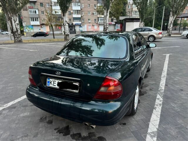 Зеленый Хендай Соната, объемом двигателя 2 л и пробегом 478 тыс. км за 1800 $, фото 1 на Automoto.ua