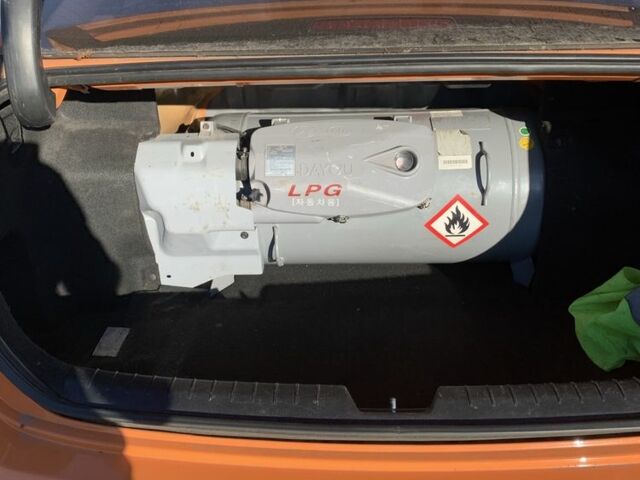 Оранжевый Хендай Соната, объемом двигателя 2 л и пробегом 573 тыс. км за 4800 $, фото 4 на Automoto.ua