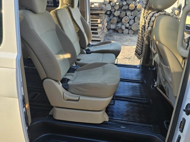 Белый Хендай Старекс, объемом двигателя 2.5 л и пробегом 230 тыс. км за 14000 $, фото 2 на Automoto.ua