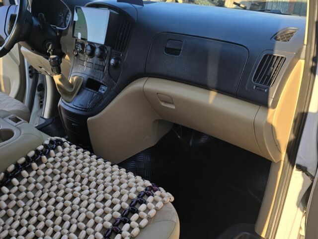 Белый Хендай Старекс, объемом двигателя 2.5 л и пробегом 230 тыс. км за 14000 $, фото 1 на Automoto.ua