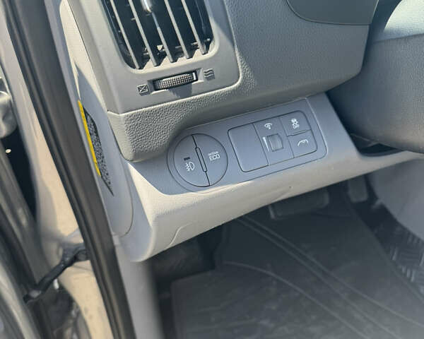 Серый Хендай Старекс, объемом двигателя 2.5 л и пробегом 147 тыс. км за 21500 $, фото 12 на Automoto.ua