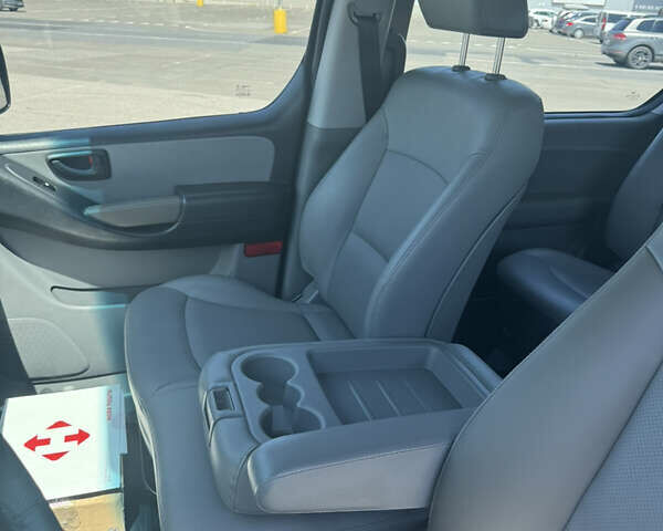 Серый Хендай Старекс, объемом двигателя 2.5 л и пробегом 147 тыс. км за 21500 $, фото 9 на Automoto.ua