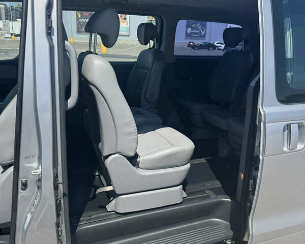 Серый Хендай Старекс, объемом двигателя 2.5 л и пробегом 147 тыс. км за 21500 $, фото 17 на Automoto.ua