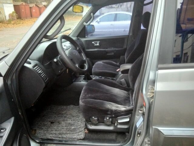 Серый Хендай Терракан, объемом двигателя 2.5 л и пробегом 240 тыс. км за 4200 $, фото 2 на Automoto.ua