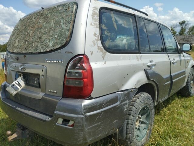 Серый Хендай Терракан, объемом двигателя 9 л и пробегом 90 тыс. км за 1900 $, фото 2 на Automoto.ua