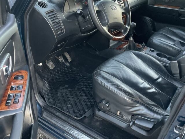 Синий Хендай Терракан, объемом двигателя 2.9 л и пробегом 300 тыс. км за 3300 $, фото 4 на Automoto.ua