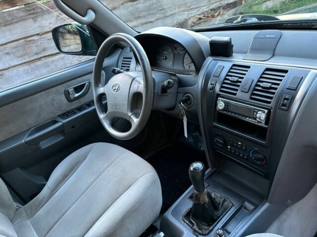 Зеленый Хендай Терракан, объемом двигателя 2.9 л и пробегом 252 тыс. км за 5600 $, фото 4 на Automoto.ua