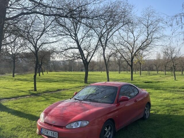 Красный Хендай Тибурон, объемом двигателя 2 л и пробегом 200 тыс. км за 2700 $, фото 2 на Automoto.ua