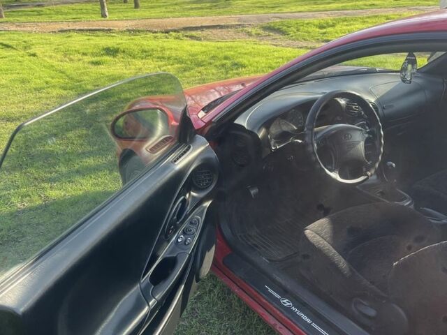 Красный Хендай Тибурон, объемом двигателя 2 л и пробегом 200 тыс. км за 2700 $, фото 4 на Automoto.ua