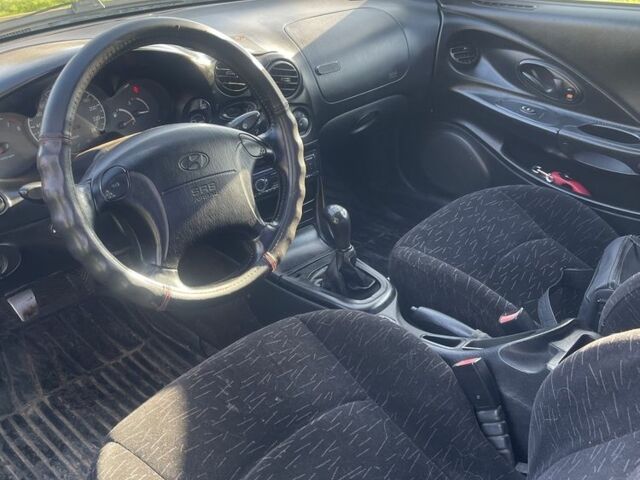 Красный Хендай Тибурон, объемом двигателя 2 л и пробегом 200 тыс. км за 2700 $, фото 3 на Automoto.ua