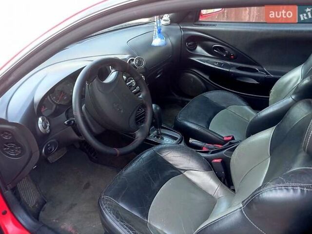 Красный Хендай Тибурон, объемом двигателя 2 л и пробегом 186 тыс. км за 4000 $, фото 5 на Automoto.ua