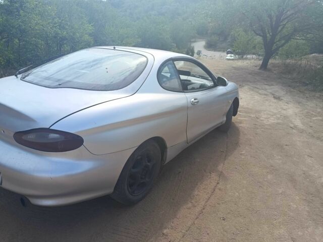 Серый Хендай Тибурон, объемом двигателя 2 л и пробегом 250 тыс. км за 2500 $, фото 2 на Automoto.ua