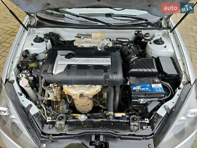 Серый Хендай Тибурон, объемом двигателя 2 л и пробегом 65 тыс. км за 2999 $, фото 18 на Automoto.ua