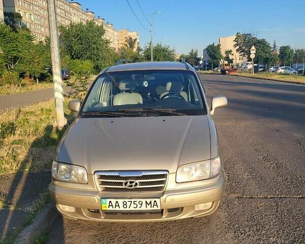Бежевый Хендай Траджет, объемом двигателя 2 л и пробегом 200 тыс. км за 4000 $, фото 1 на Automoto.ua